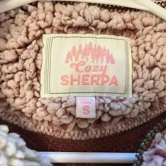 Sherpa woman’s long sleeve cranberry/dark pink top size small in EUC - Picture 7 of 9